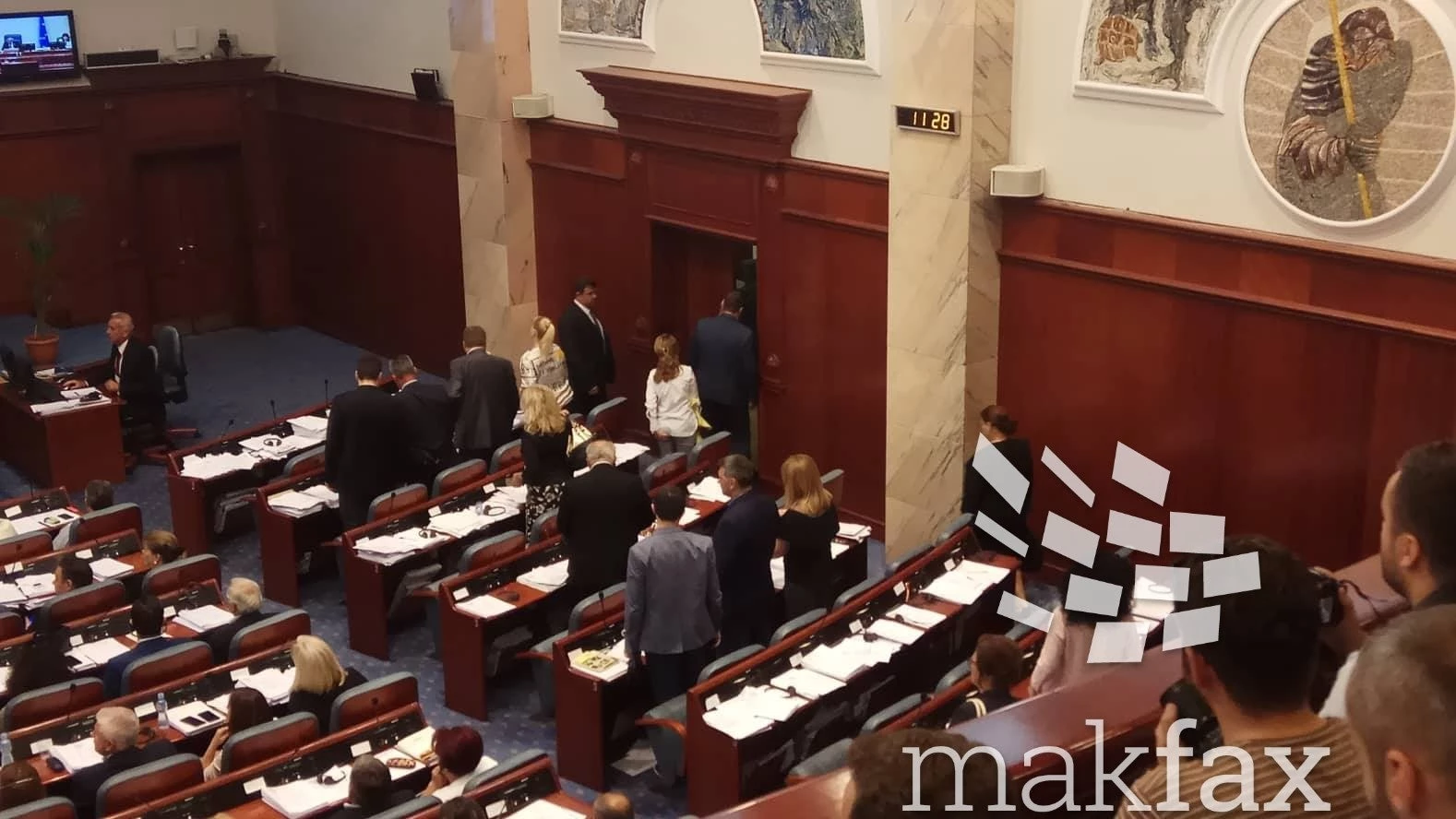 «Προδότες, πουλήσατε το κράτος» – Πολιτική κρίση και εκρηκτικό κλίμα στα Σκόπια – Ξύλο έξω από το κοινοβούλιο –  Πρώτο «ναι»  για τη συμφωνία